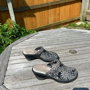 Jambu Dali Floral Mule Clogs size 8.5‎ black grey
